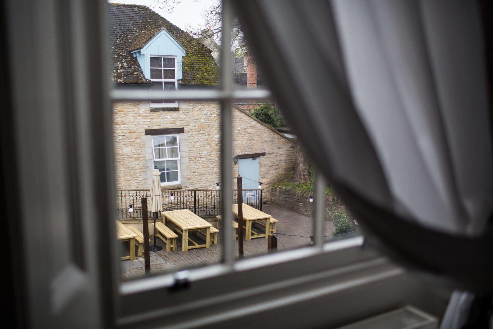 The Blue Boar Witney Exterior foto